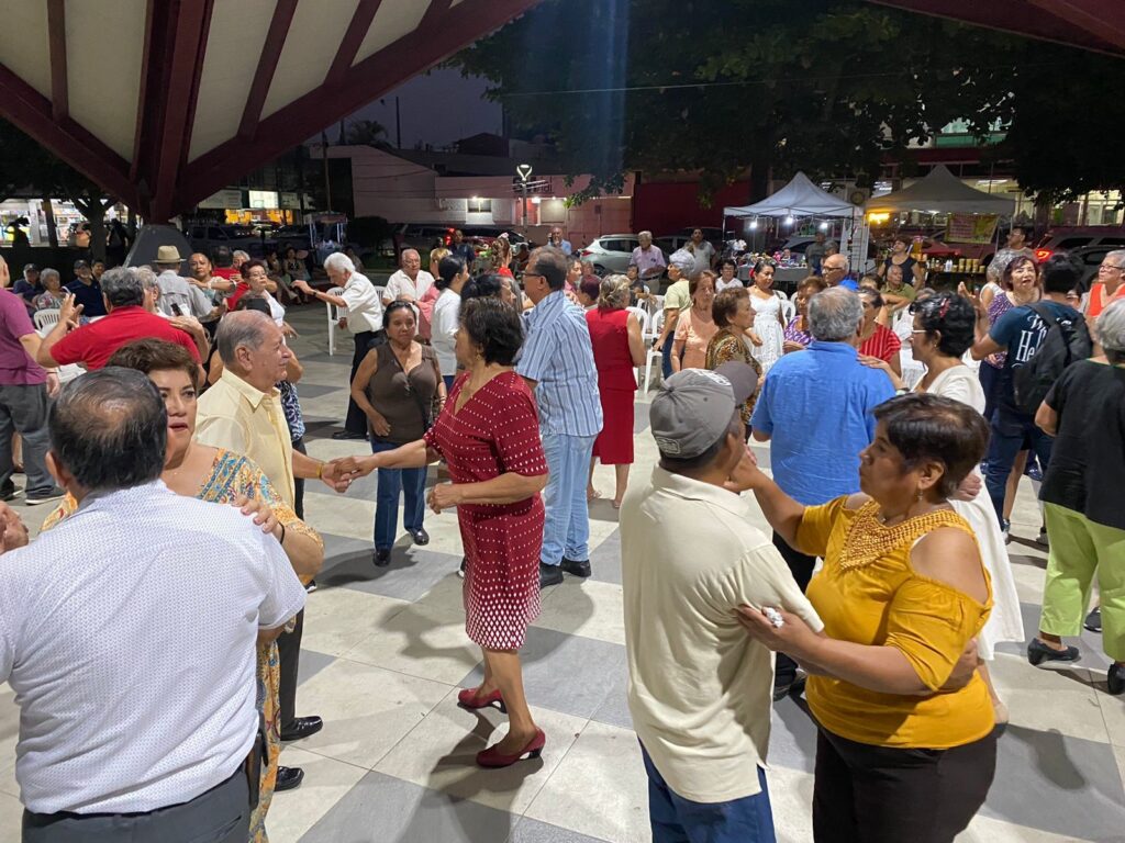 Pozarricenses bailan en tradicional Jueves de Danzón